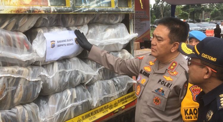 Polda Riau Gagalkan Impor Pakaian dan Sepatu Bekas, Dua Pelaku Diciduk