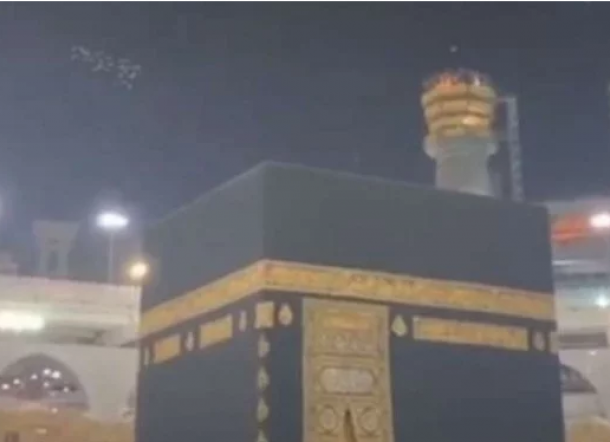 Heboh Sekelompok Burung Putih Kelilingi Ka'bah