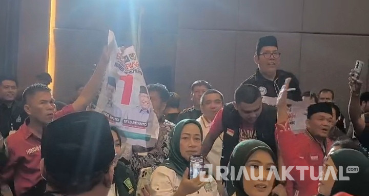 Pendukung Bawa Atribut Meski Dilarang, Pleno Penetapan Nomor Urut Paslon Gubernur Diwarnai Kericuhan