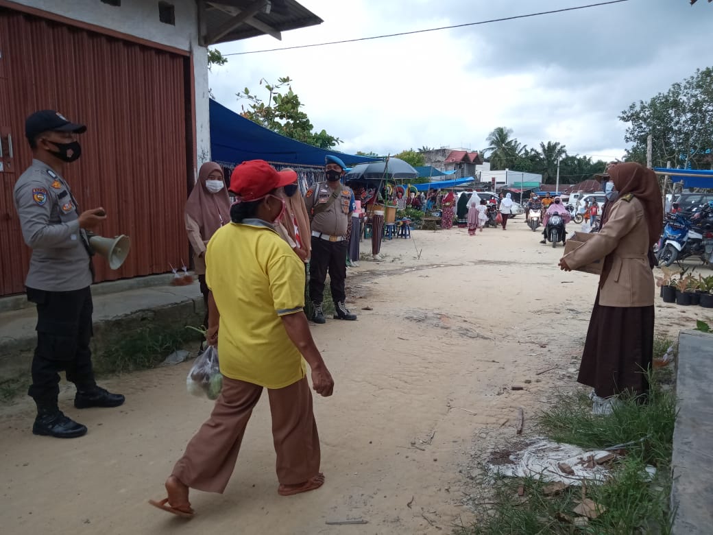 Polsek Kerumutan Kembali Lakukan Pratoli Protokol Kesehatan di Pasar Desa Bukit Lembah Subur
