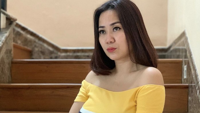 Di Balik Foto-foto Seksi Tante Ernie Ada Suami yang Gusar