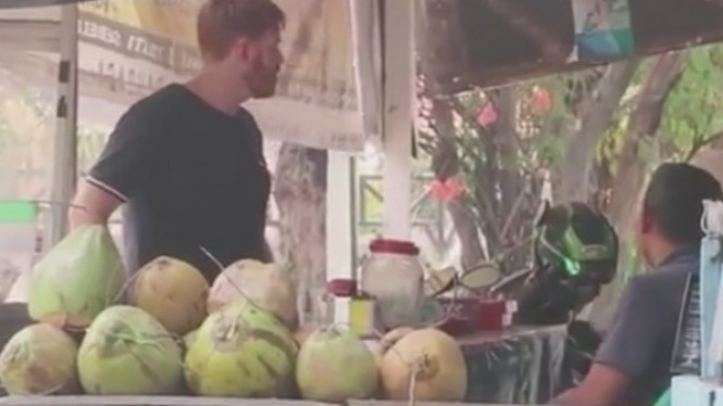 Bule Beli Kelapa Pakai Bahasa Inggris, Begini Reaksi Pedagang