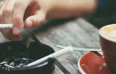 Mengerikan! Merokok Sambil Minum Kopi Ternyata Bahaya!