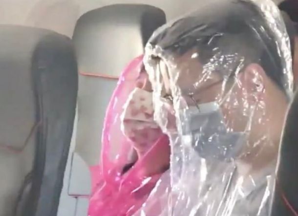 Penumpang Pesawat Bungkus Dirinya Dengan Plastik untuk Hindari Covid-19