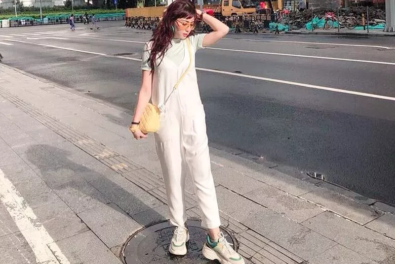 Lima Pose Dokter Gigi Cantik Nina Agustin Tanpa Baju APD Fashionable