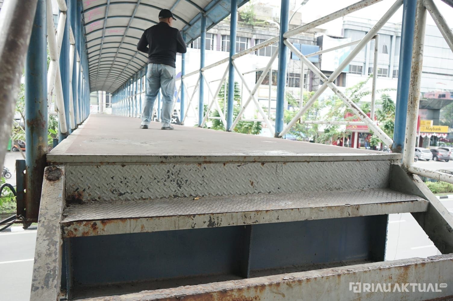 Jembatan Penyeberangan Orang dan Halte di Pekanbaru Rusak