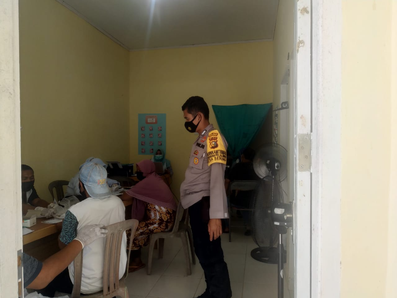 Bhabinkamtibmas Desa Sering Monitor Kegiatan Vaksinasi Covid-19