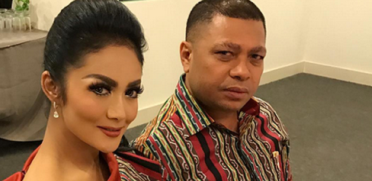 Umrah, Make Up Krisdayanti Jadi Sorotan