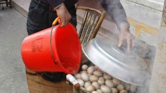 Budaya Makan Telur yang Direbus di Urine, Seperti Apa Prosesnya?