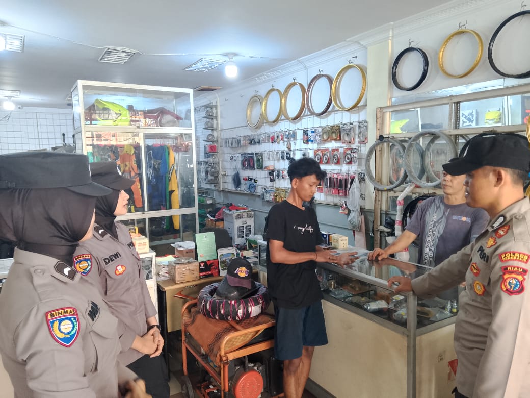 Sat Binmas Polres Bengkalis Ajak Masyarakat Pasar Sukaramai Berpartisipasi Aktif dalam Pemilukada 2024