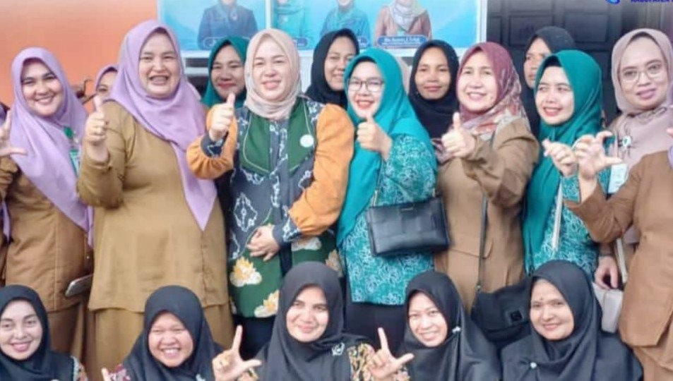 Ketua TP PKK Rohul dr Yeni Dwi Putri Anton Kunker dan Sosialisasi di Posyandu Melati Putih Rokan IV Koto