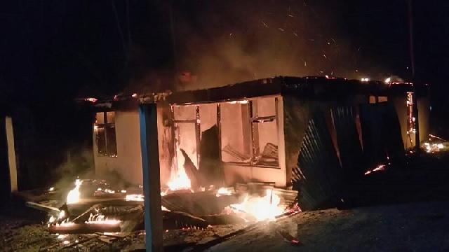 Kantor Desa Tanjung Beludu Inhu yang Terbakar, Memaksa Kepala Desa dan Perangkatnya Pindah