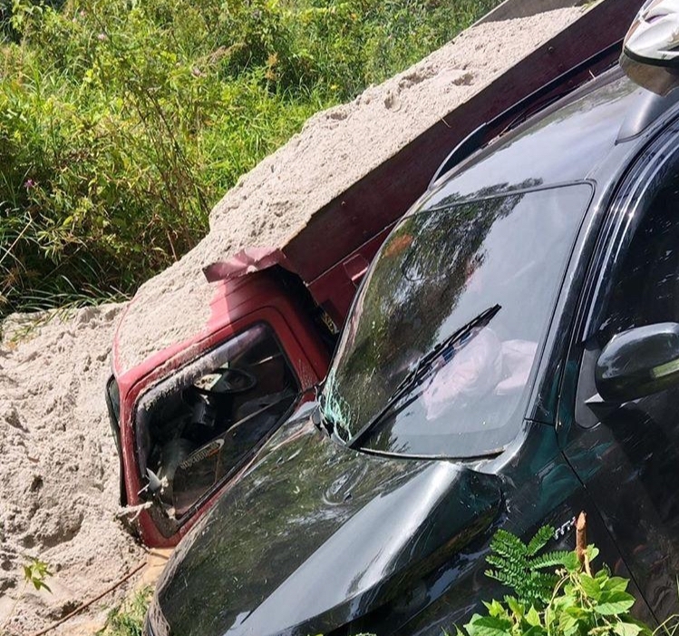 Akibat Rem Blong, Dump Truck Muatan Pasir Tabrak Dua Mobil di Pekanbaru