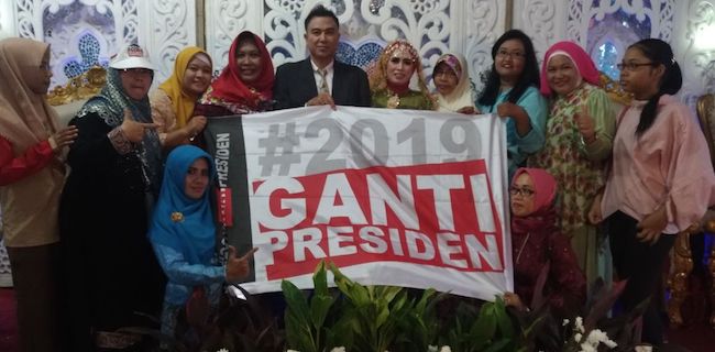Di Acara Kawinan Pun Terbentang Tagar #2019GantiPresiden