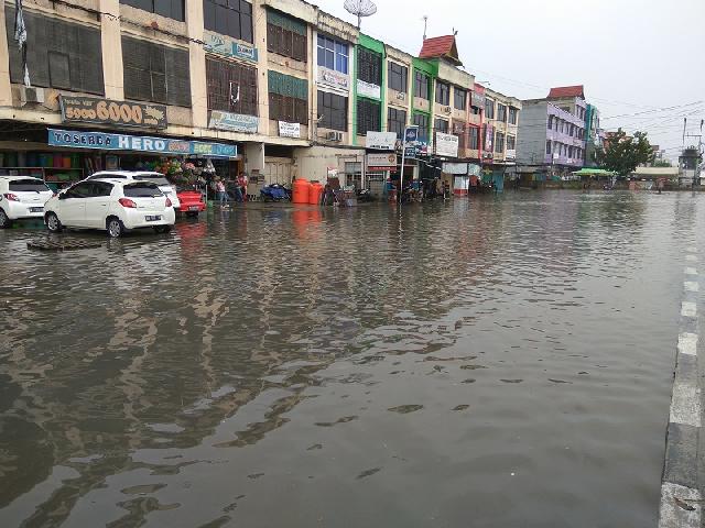 Hujan Lebat Guyur Pekanbaru, Sejumlah Jalan Putus Direndam Banjir
