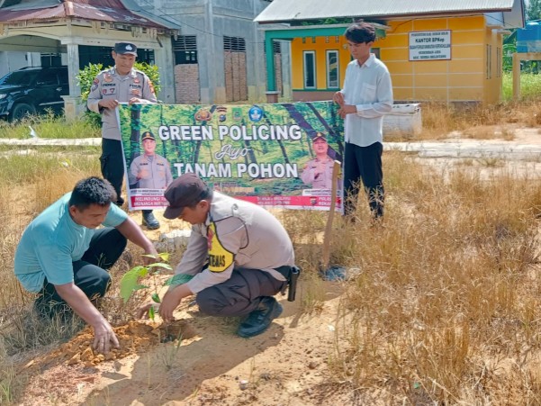Hijaukan Rohil, Polsek Rimba Melintang dan Warga Seremban Jaya Tanam Pohon