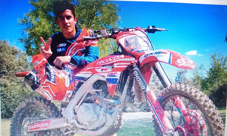 Cuma Karena Foto Usai Berlatih Motocross, Pendukung Rossi Berang Karena Anggap Marquez Menyindir