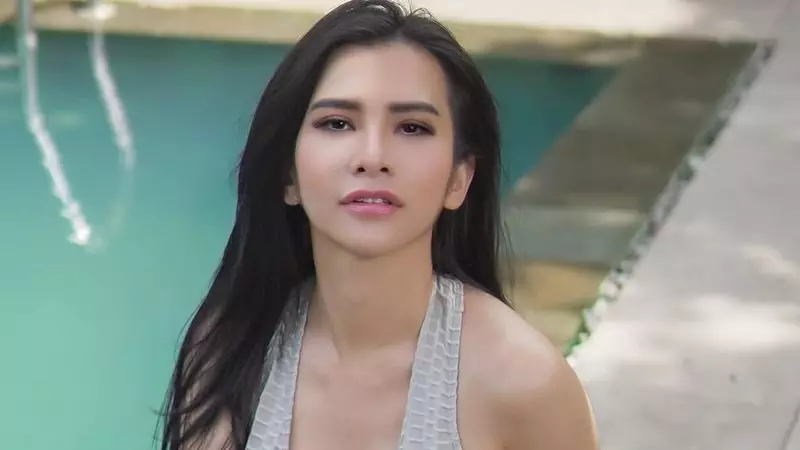 Tampil Seksi di Pinggir Kolam, Maria Vania Bikin Netizen Bengong