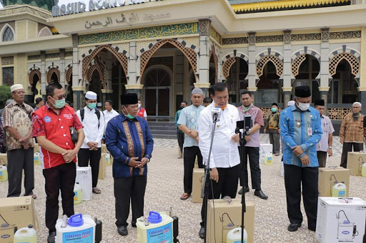 Pemko Pekanbaru Serahkan Bantuan Disinfektan dan APD ke Imam Masjid Paripurna