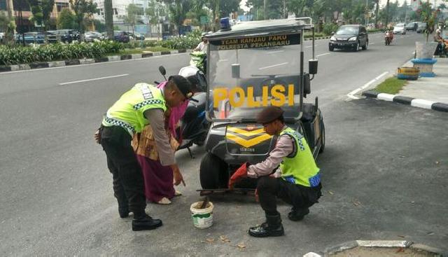 Polresta Bersihkan Ranjau Paku di Jalan Sudirman