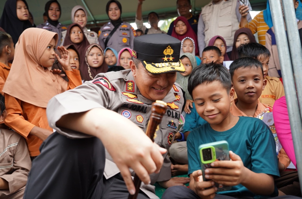 Momen Irjen Iqbal Hibur Anak-anak Korban Banjir Rohul