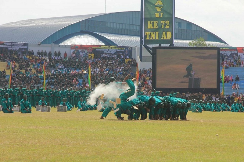 Penampilan Prajurit TNI AD Pada Puncak Perayaan HJK Buat Ribuan Warga Histeris