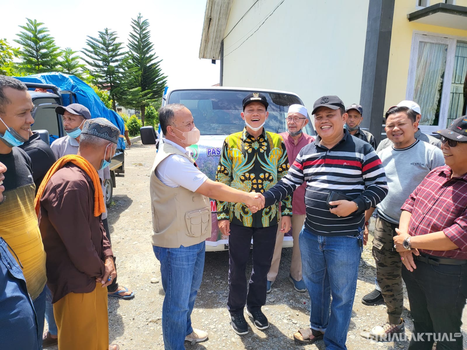 Pengurus IKPPBR Riau Serahkan Bantuan Gempa Pasaman dan Pasaman Barat
