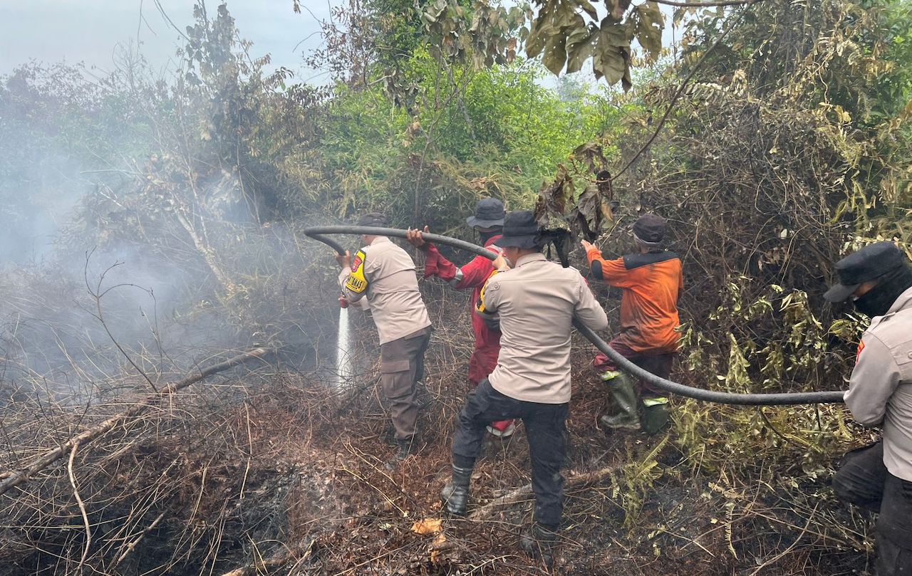 Karhutla di Tapung Kampar Capai Hari ke-8, Kapolsek Pimpin Pendinginan Lahan Gambut 10 Hektare