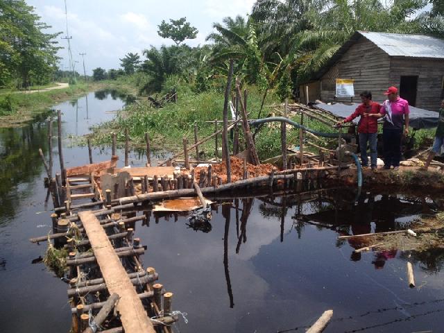 Air Genangi Pemukiman, Warga Bagan Punak Meranti Bersihkan Parit Atmo
