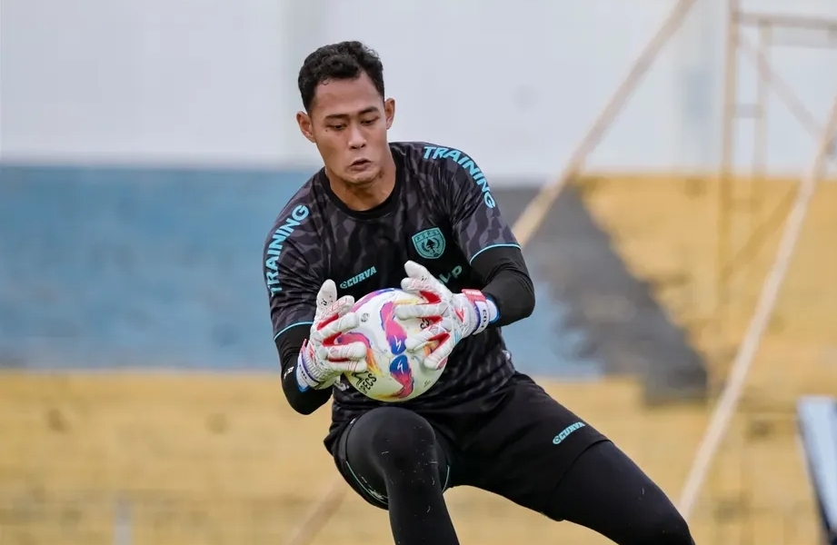 Erlangga Tersingkir dari Kiper Utama PSPS, Aji Santoso: Performanya Menurun