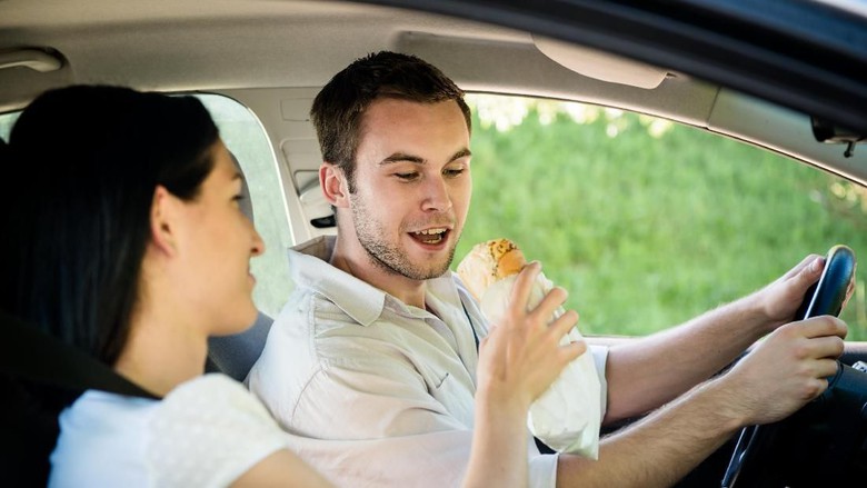 Camilan Sehat Biar Gak Bikin Ngantuk di Mobil