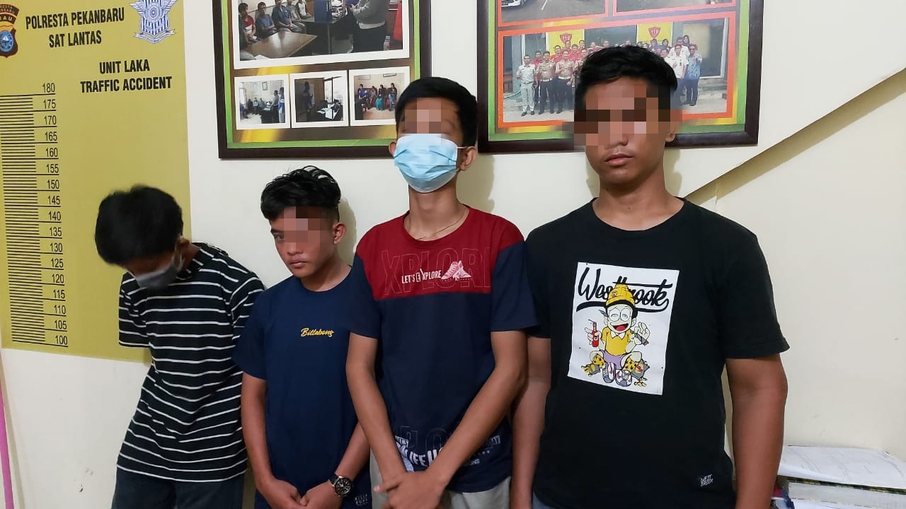 Rekam Video Hanya Pakai Celana Dalam Sambil Angkat Motor, 4 Remaja di Pekanbaru Diamankan