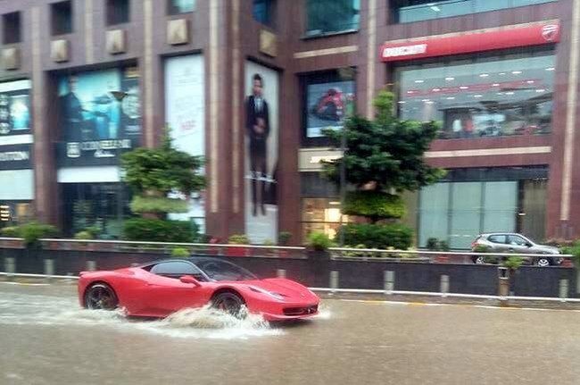 Pemilik Ferrari Ini Nekat Terobos Banjir