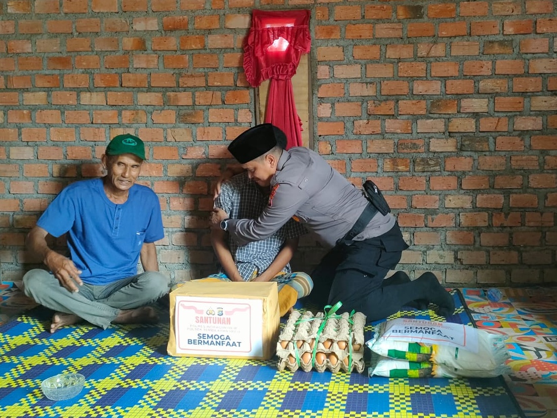 Polisi Santuni Keluarga Korban Tenggelam di Kolam Wisata Inhil