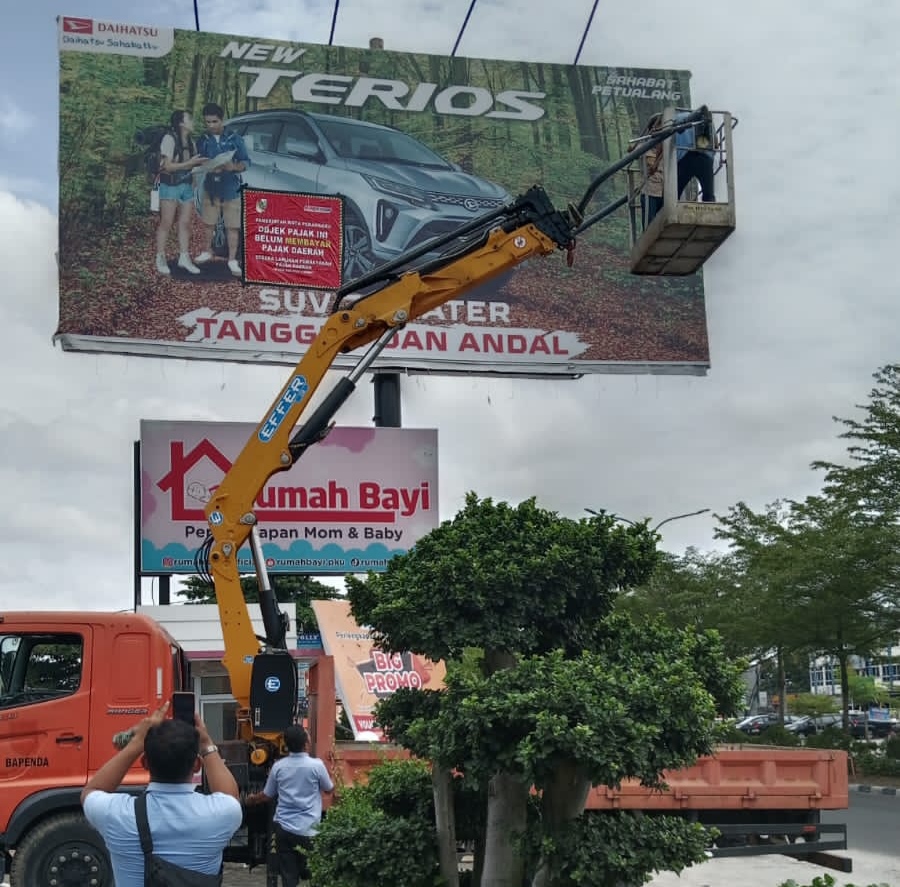 Potensi Pajak Capai Puluhan Miliar, Reklame Tak Berizin di Pekanbaru Ditertibkan