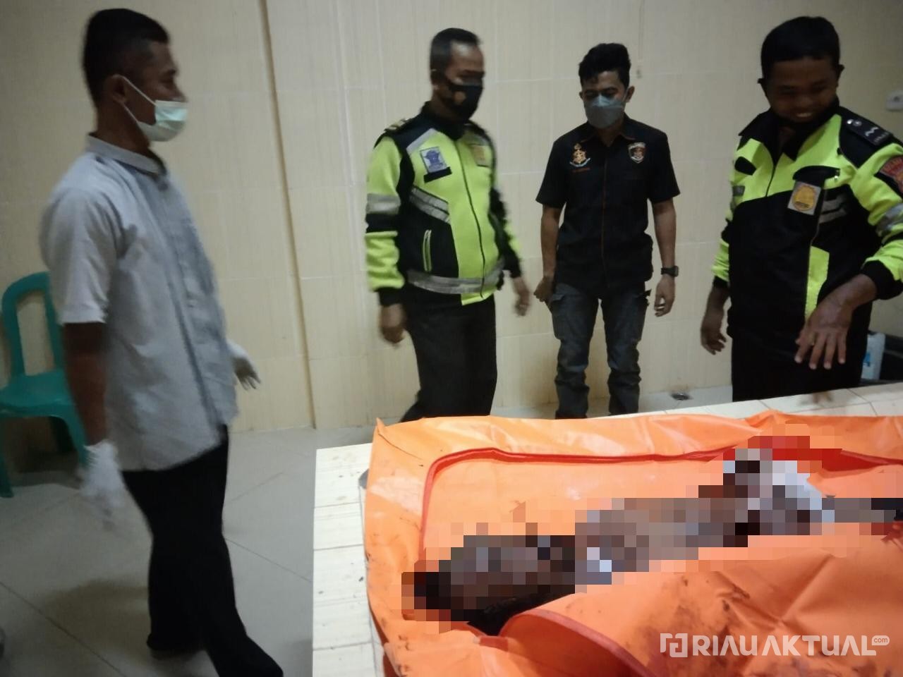 Warga Temukan Mayat Pria Bertato di Pinggir Jalan Pelalawan
