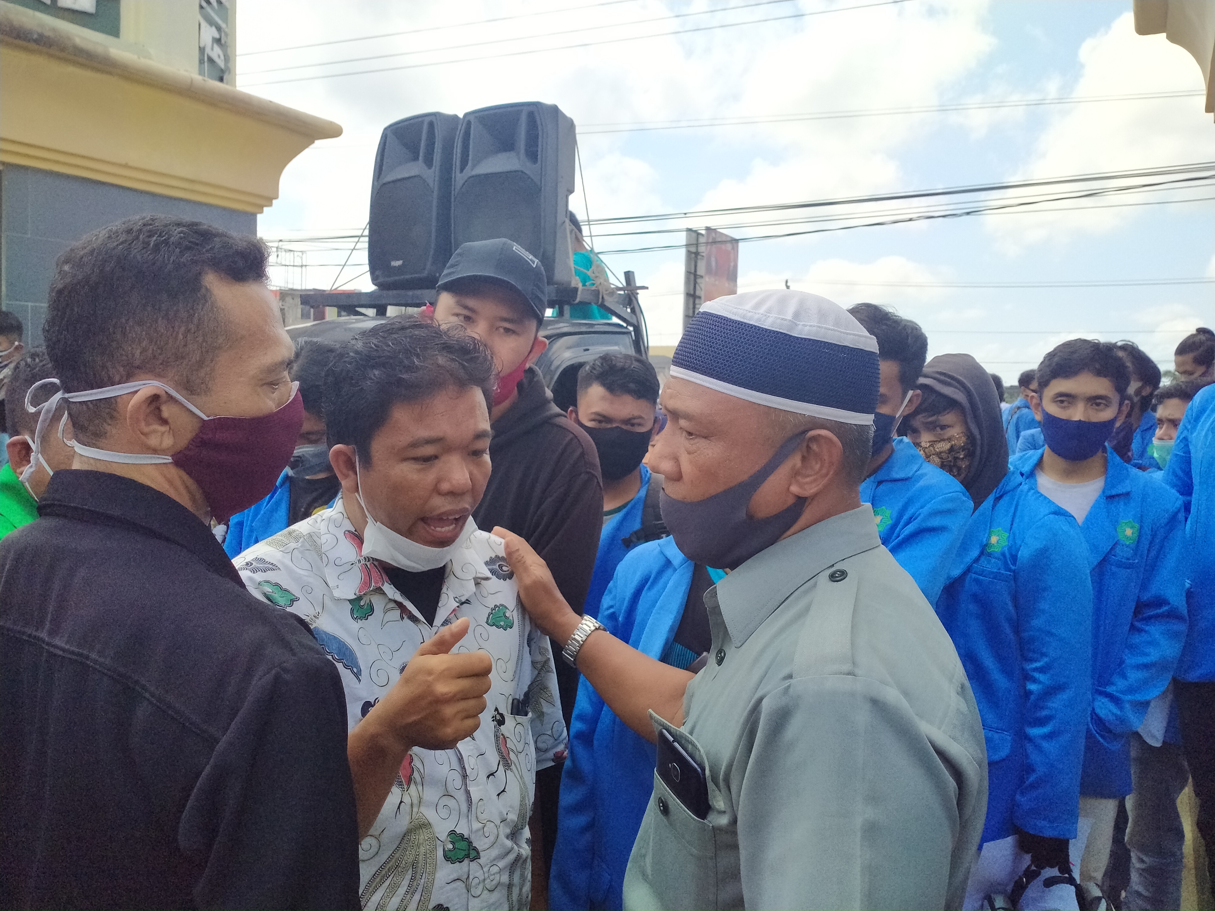 Massa Aksi Minta Akhmad Mujahidin Dicopot Sebagai Rektor UIN Suska Riau
