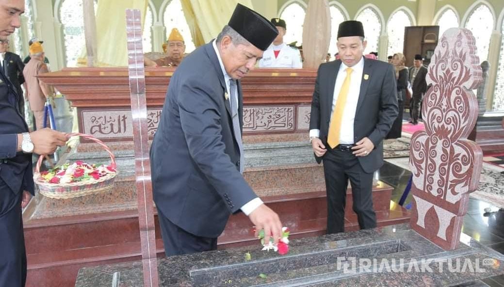 Momentum Hari Pahlawan, Alfedri dan Indra Gunawan Tabur Bunga di Makam Sultan Syarif Kasim