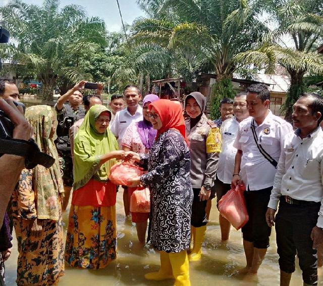 Ketua DPRD Riau Bantu Korban Banjir Buluh Cina