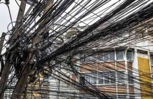 Diduga Akibat Kabel Liar Menjuntai, Pengendara Sepeda Motor Terjatuh Depan Kantor KPU Bengkalis