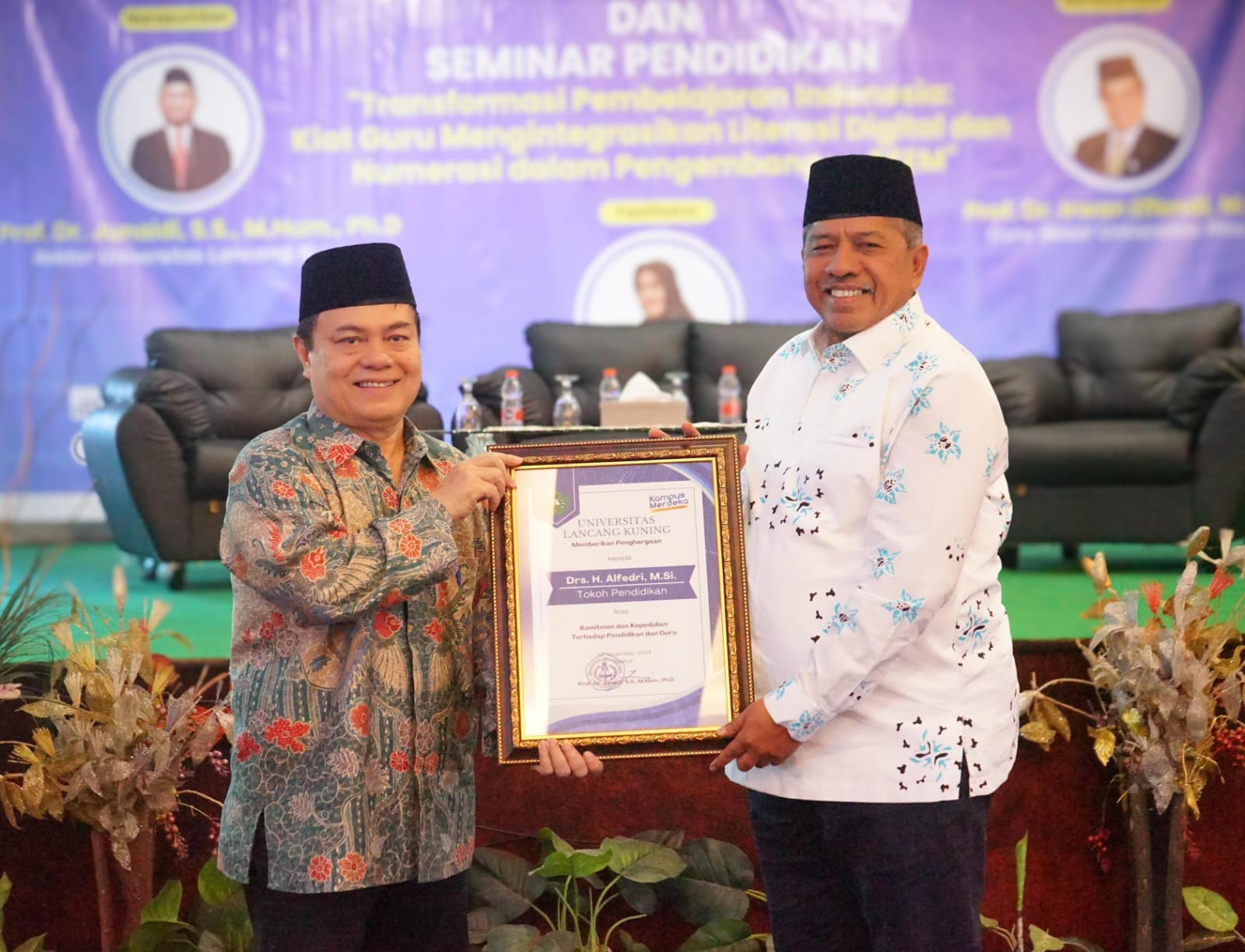 Universitas Lancang Kuning Nobatkan Alfedri sebagai Tokoh Peduli Pendidikan di Kabupaten Siak