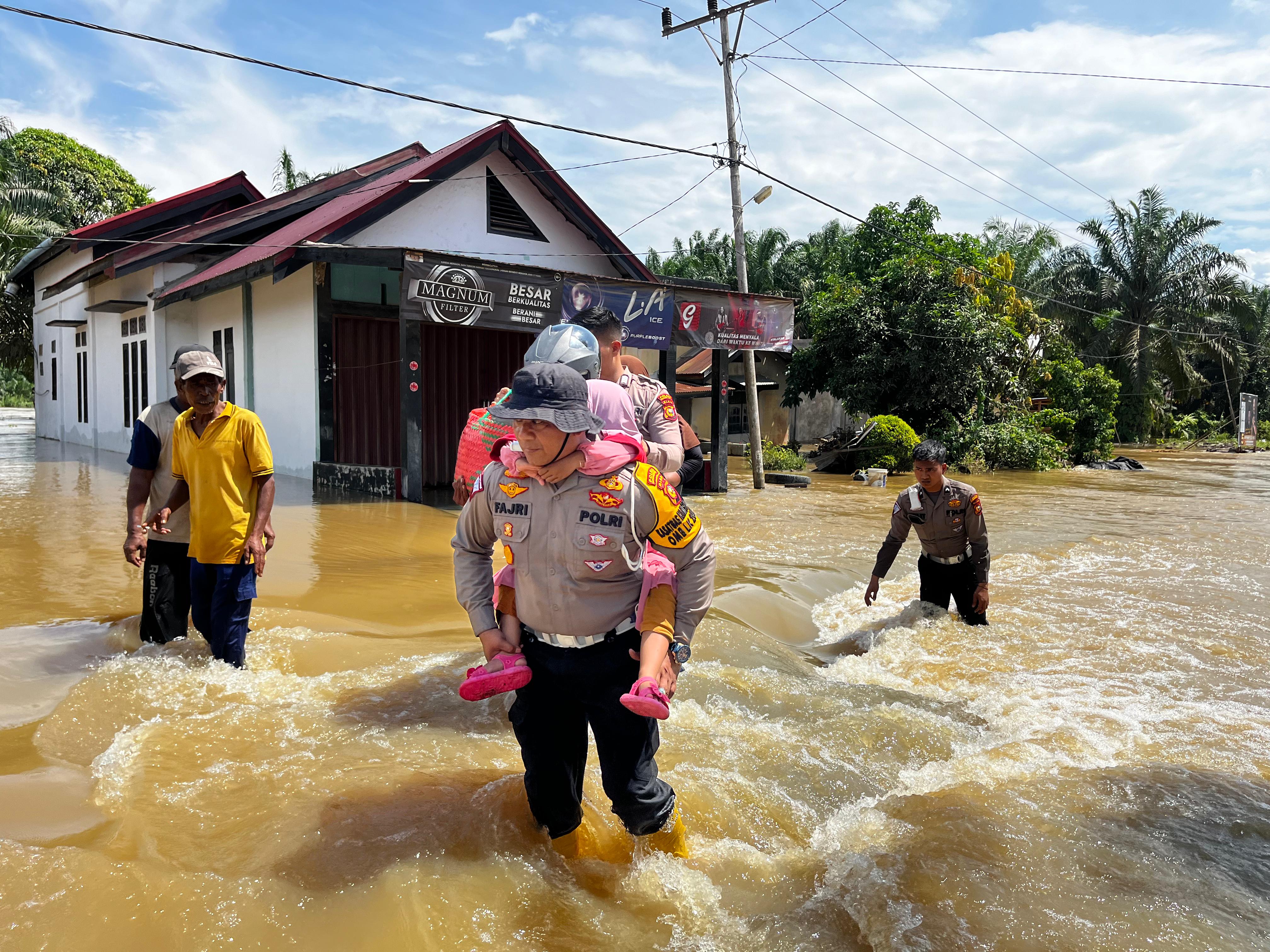 Arus Banjir Desa Sei Raya Makin Deras, Kasat Lantas Polres Inhu Evakuasi Pengguna Jalan