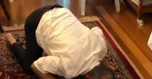 Terpilih Jadi PM Malaysia ke-8, Muhyiddin Sujud Syukur di Rumahnya