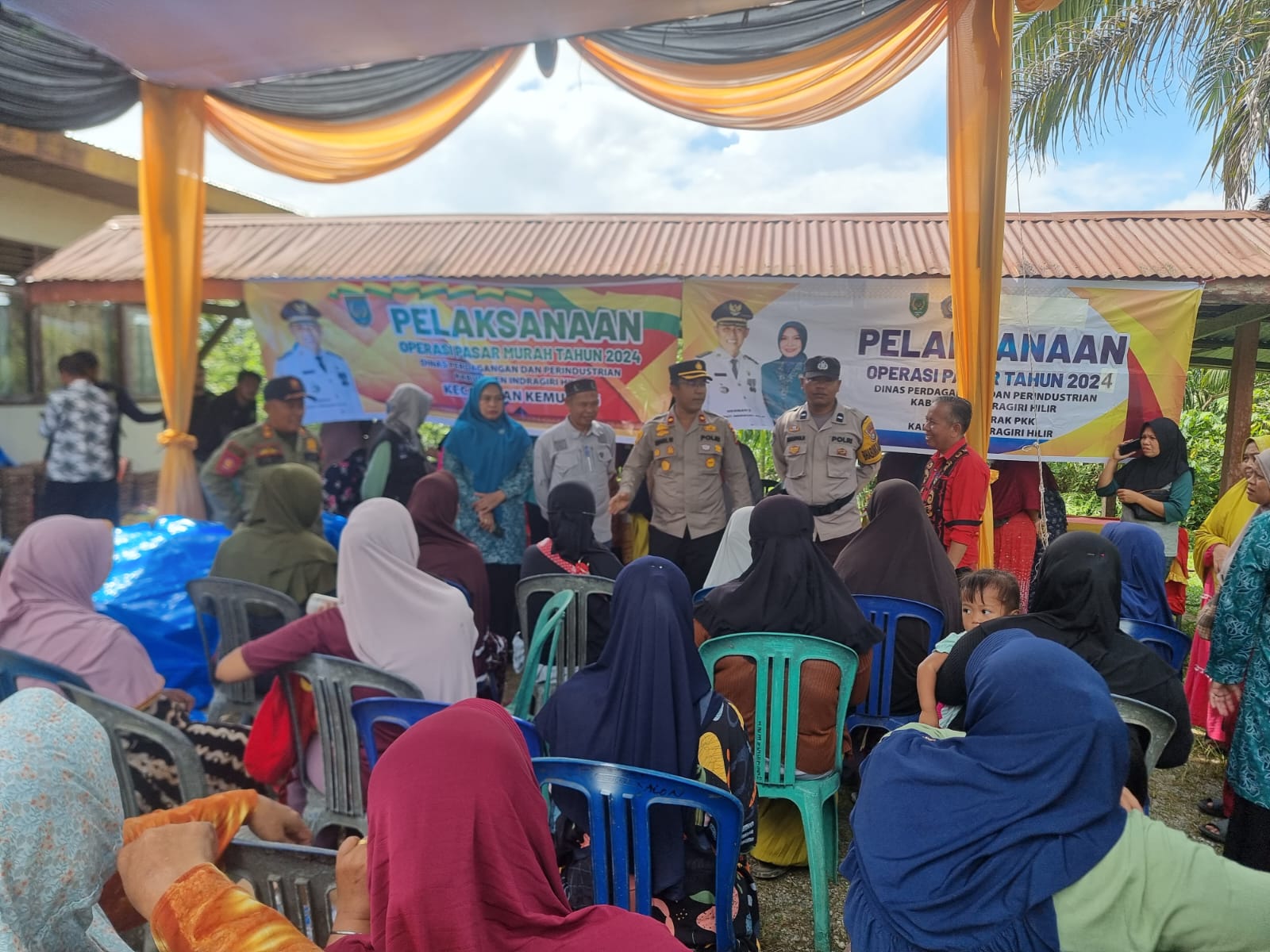 Blusukan ke Pasar Murah, Kapolsek Kemuning Sampaikan Pesan Pemilu Damai 2024