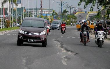 Pemprov Riau Diminta Segera Perbaiki Jalan Yos Sudarso Bergelombang