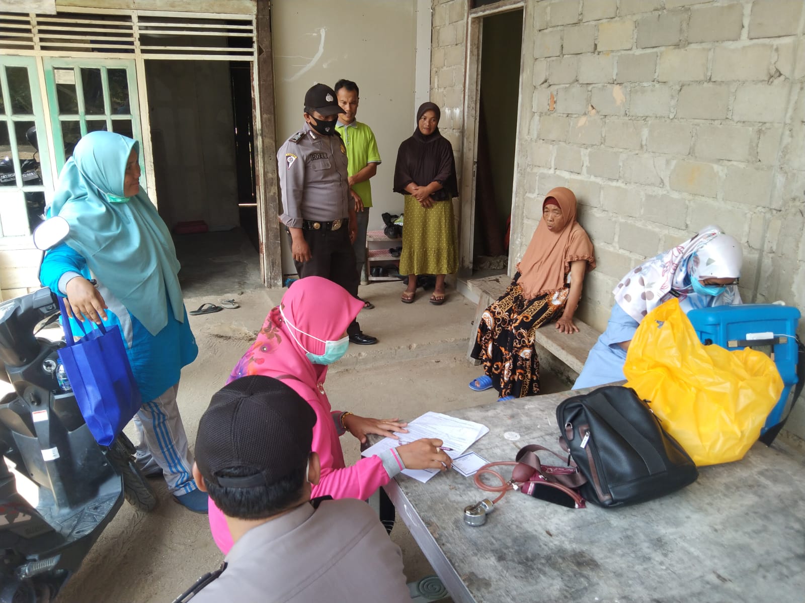 Akhir Pekan, Polsek Ukui dan Puskesmas Gelar Vaksinasi Lansia Door To Door 