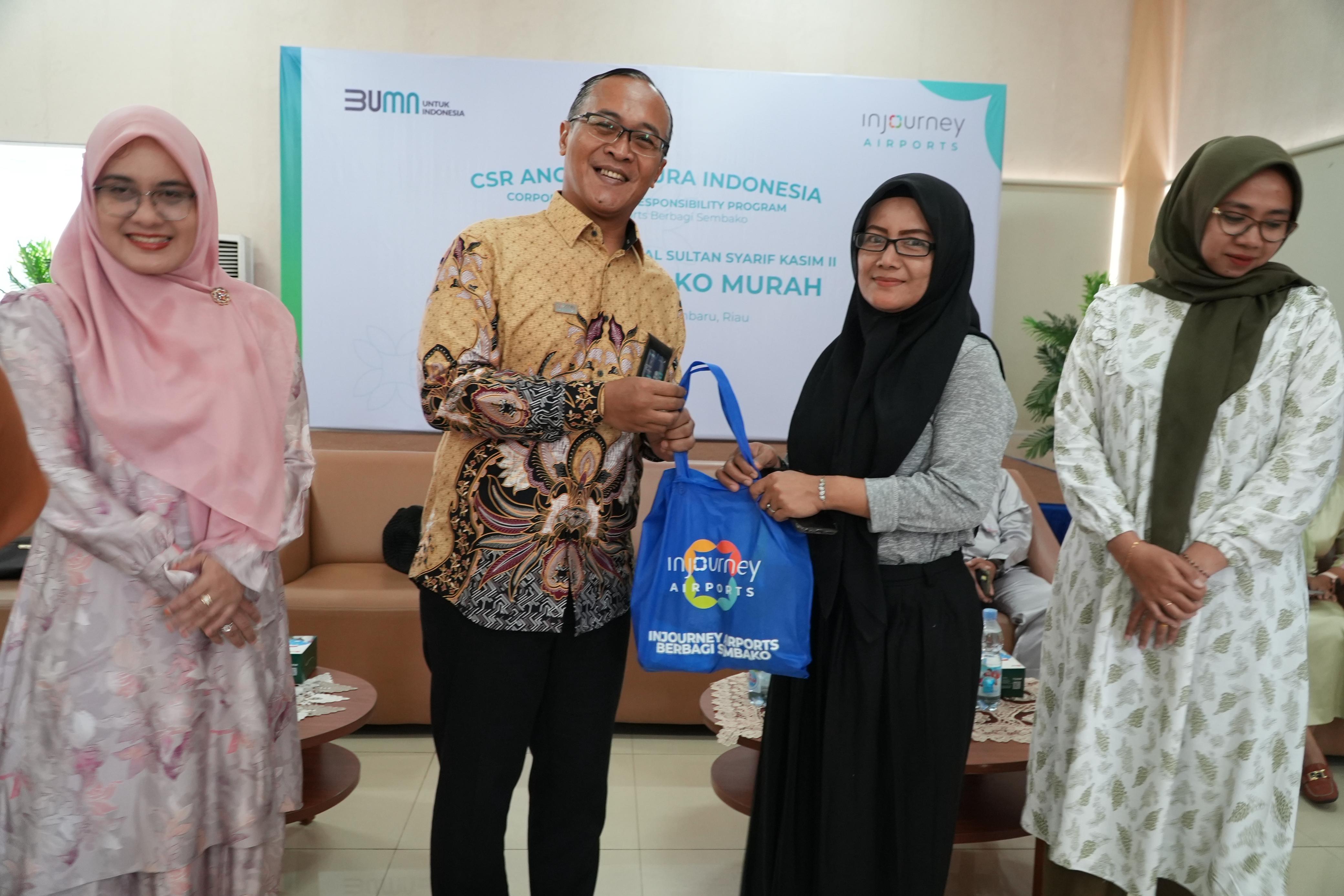 Bandara SSK II Pekanbaru Gelar Tebus Sembako Murah, 400 Paket Ludes