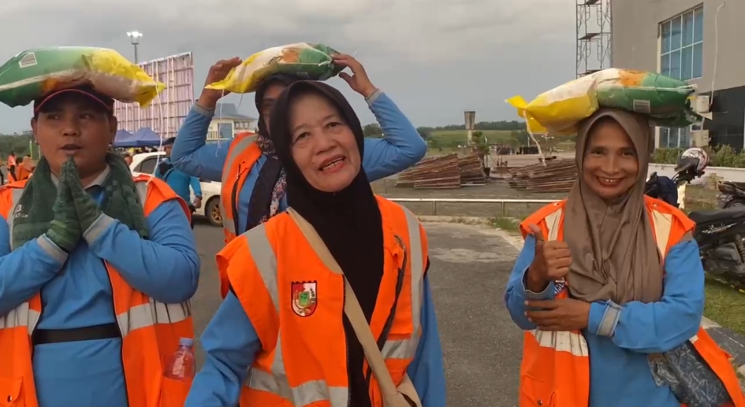 Wako Agung Bagikan Sembako Gratis di HUT RI Ke-80, 1.991 Pasukan Kuning di Pekanbaru Rasakan Makna Kemerdekaan