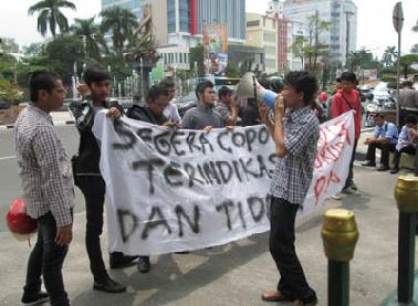 Hentikan Pertikaian KPK vs Polri, Mahasiswa Muhammadyah Demo Depan Mapolda Riau dan RRI