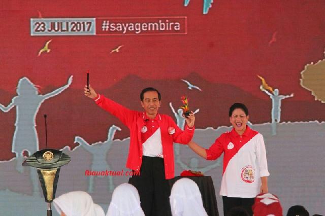 Presiden Jokowi Ajak Anak-anak Bermain Sulap